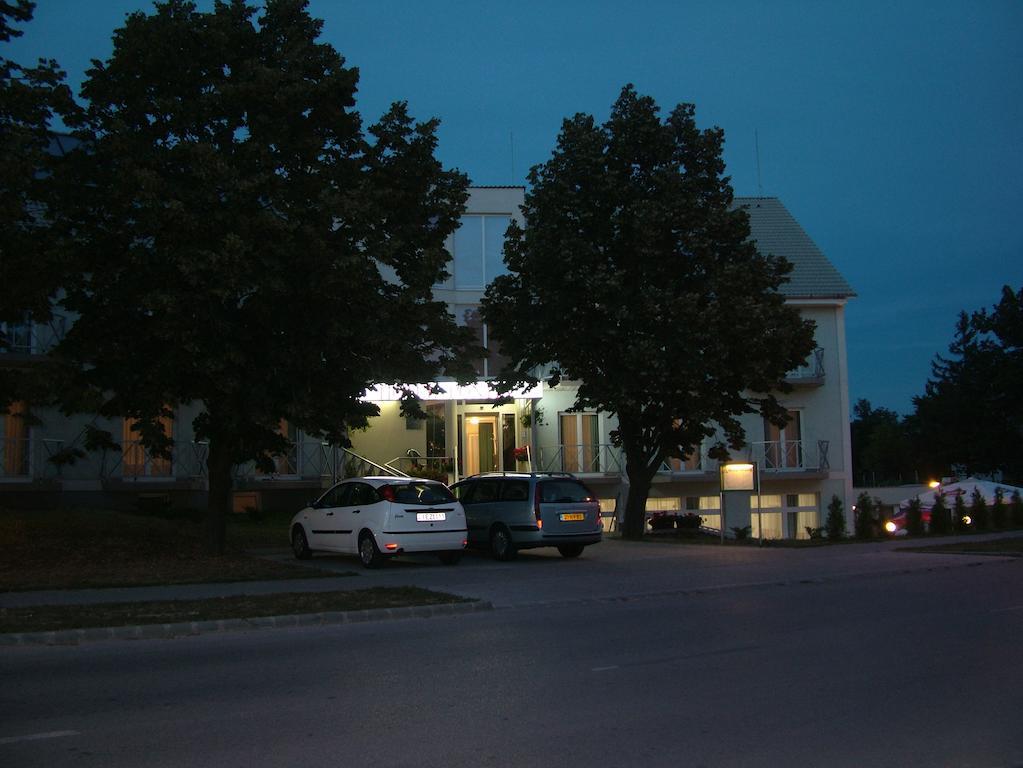 Pontis Hotel Biatorbagy Bagian luar foto