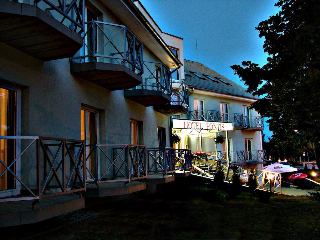 Pontis Hotel Biatorbagy Bagian luar foto