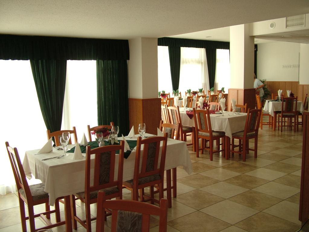Pontis Hotel Biatorbagy Bagian luar foto