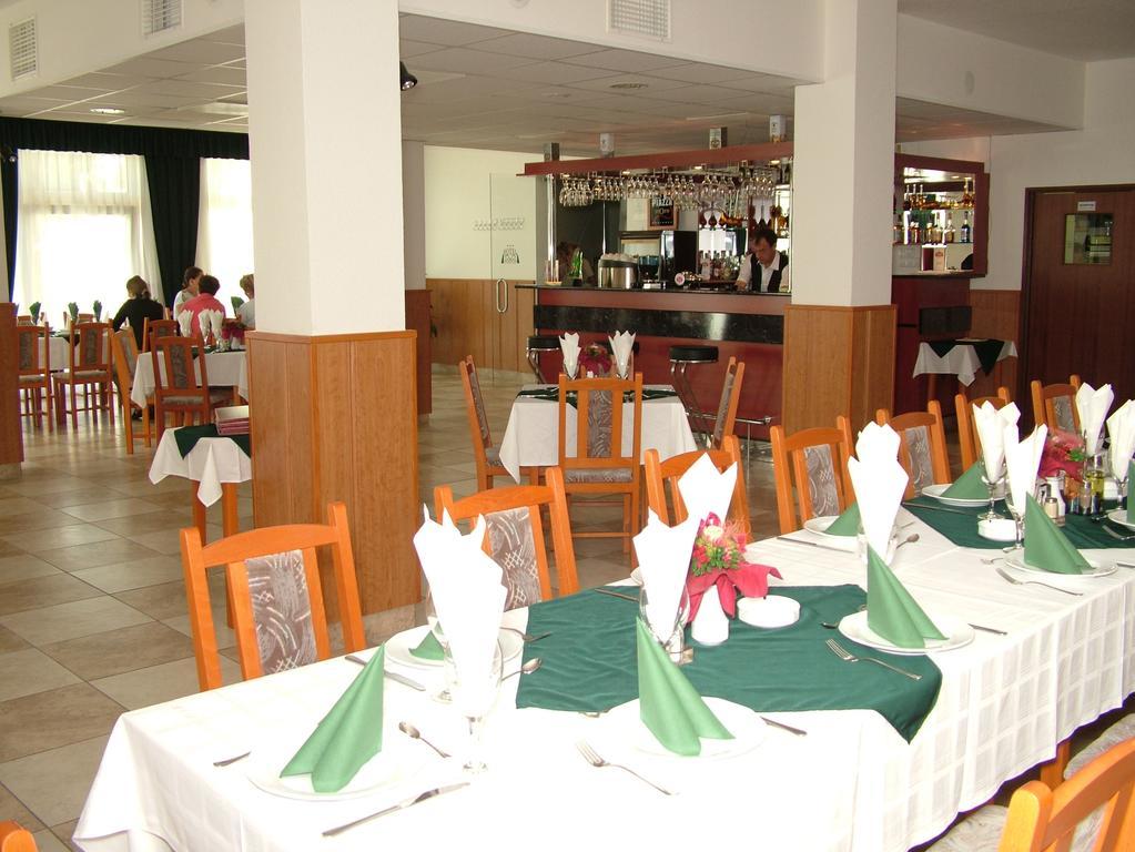 Pontis Hotel Biatorbagy Bagian luar foto