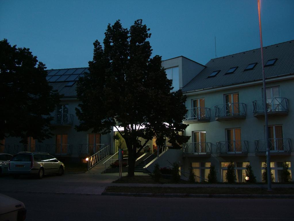Pontis Hotel Biatorbagy Bagian luar foto