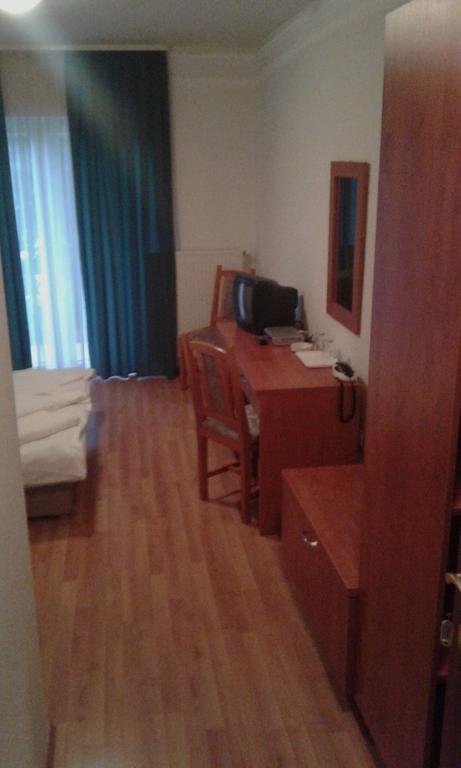 Pontis Hotel Biatorbagy Ruang foto