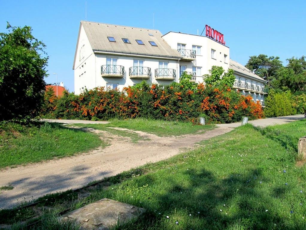 Pontis Hotel Biatorbagy Bagian luar foto