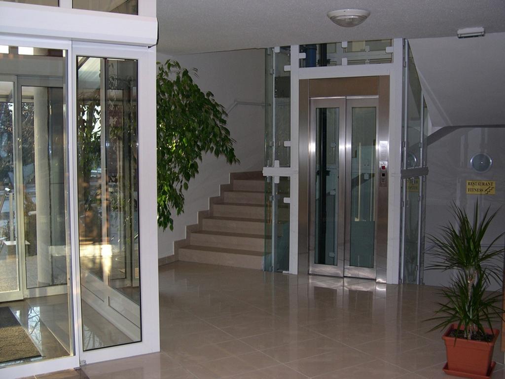 Pontis Hotel Biatorbagy Bagian luar foto