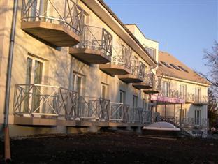 Pontis Hotel Biatorbagy Bagian luar foto